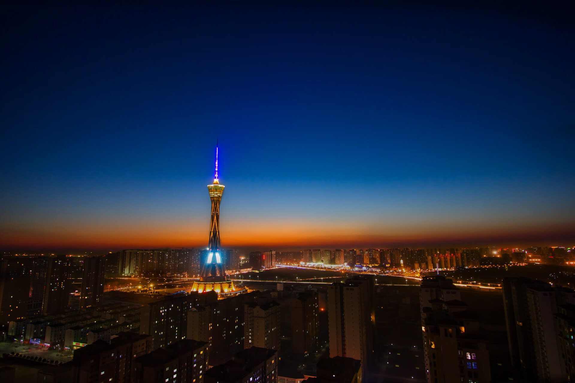 “滑轮赛场新势力崭露头角，成都滑轮中心成焦点”